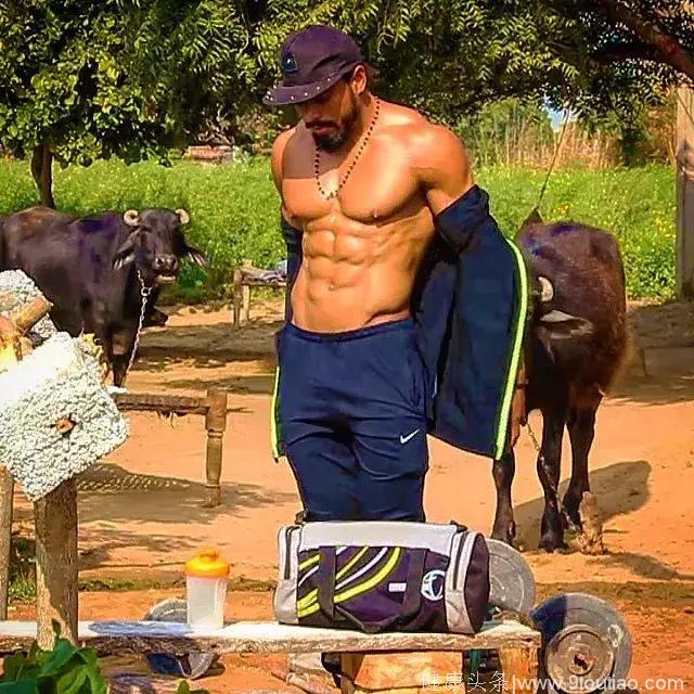 农村小伙在牛棚练成肌肉男，一身霸道肌肉让多少人汗颜！