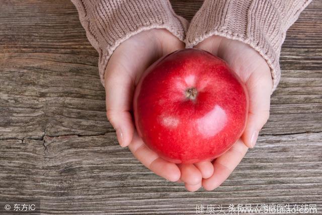 人人都说吃苹果健康，医生却提醒：这2类人最好不要多吃