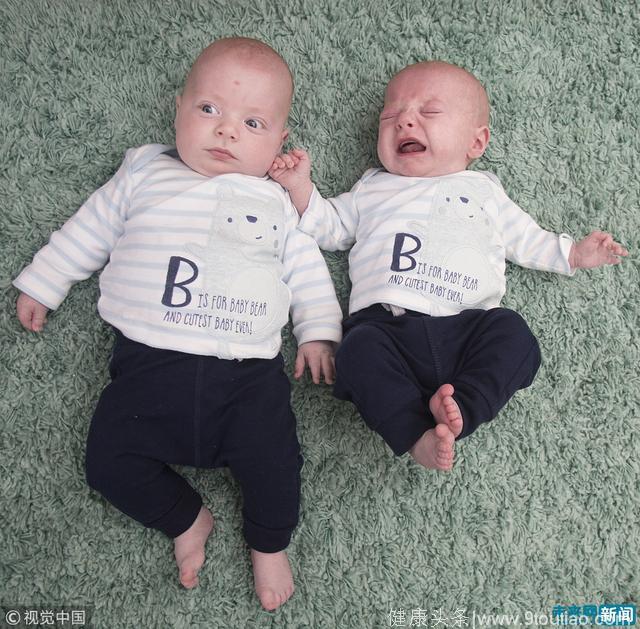 英国同卵双胞胎娘胎里抢营养 出生时大小相差近一倍