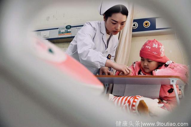 武汉最坚强孩子赴考  患白血病后 “熊孩子”主动要求参赛