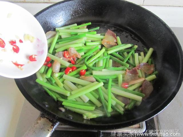 在武汉春天不吃这菜太可惜了，五块钱可炒一盘，消炎降脂减少感冒