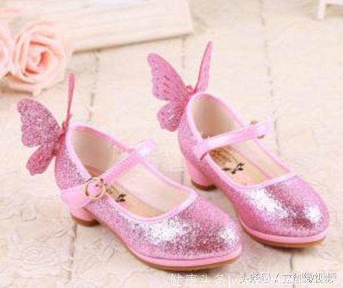 心理测试：选一双粉色公主鞋，测全班男生喜欢你什么？