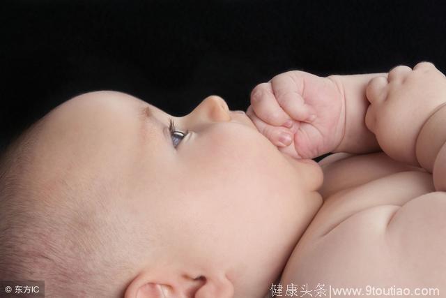 3分钟了解宝宝口腔敏感期，知道后你就不阻止孩子吃手了