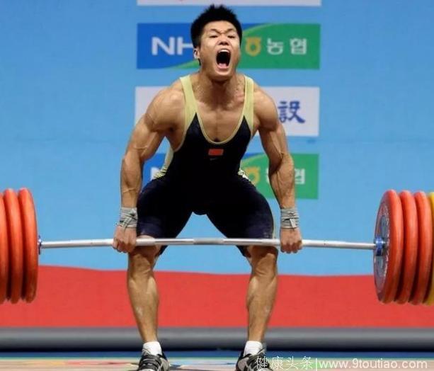 强壮的中国肌肉男，深蹲近330公斤，在国外拥粉无数