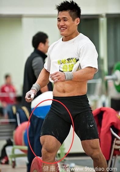 强壮的中国肌肉男，深蹲近330公斤，在国外拥粉无数