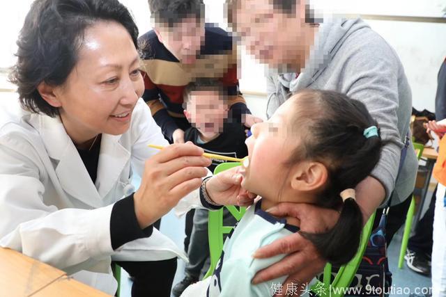 这些上海口腔科医生集体出动给“星星的孩子”义诊，有一种孤独更需要帮助