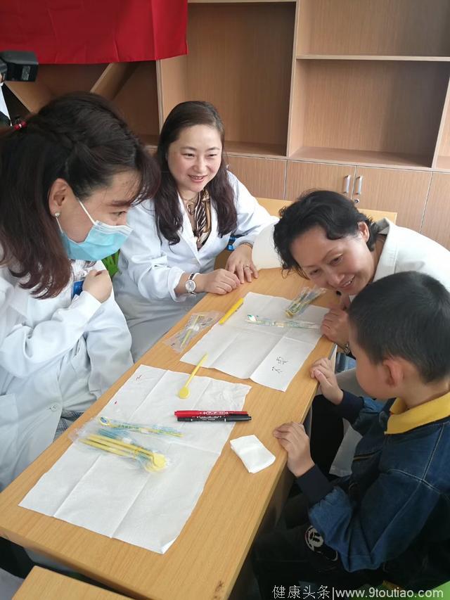 这些上海口腔科医生集体出动给“星星的孩子”义诊，有一种孤独更需要帮助