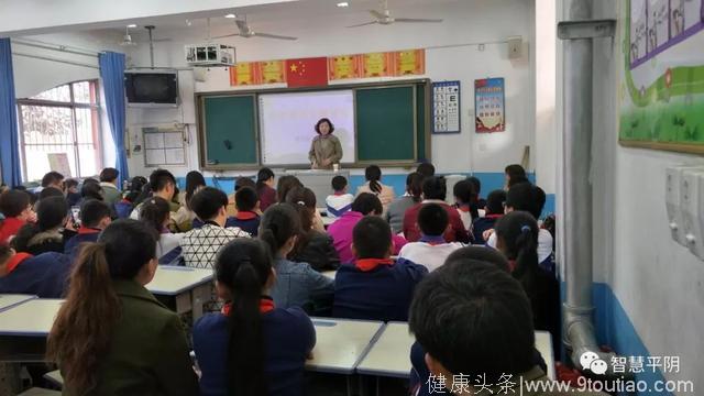 平阴：实验小学四年级三班举办“亲子共成长”家庭教育讲座