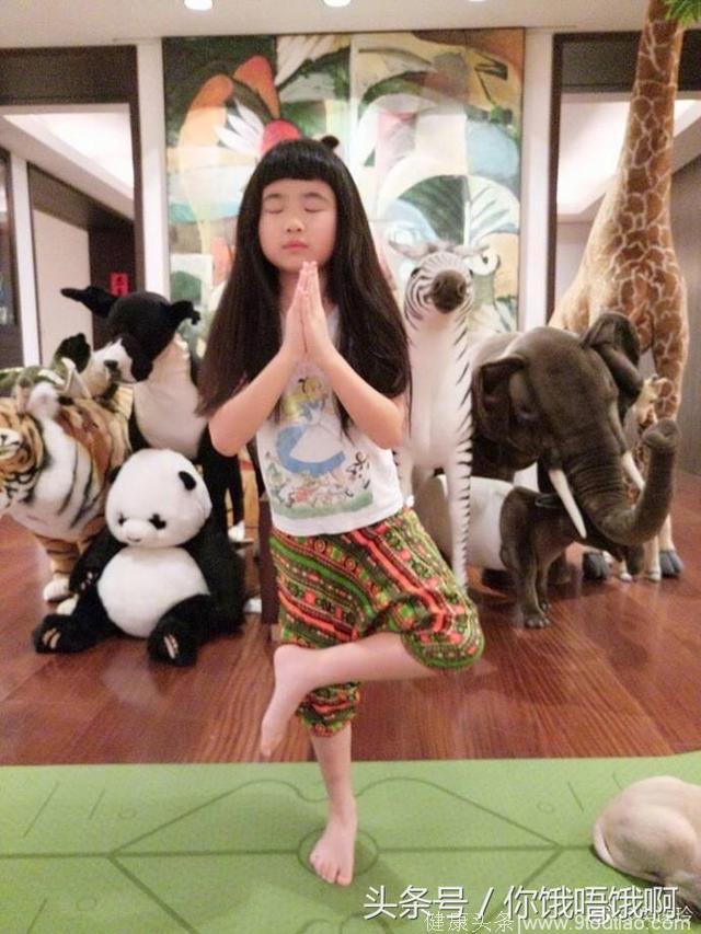 曹格的女儿姐姐长大了 变成跟妈妈一样的大长腿 做瑜伽有动物陪伴