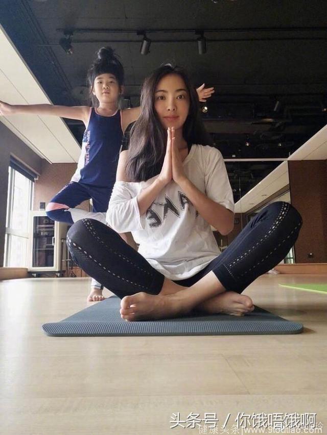 曹格的女儿姐姐长大了 变成跟妈妈一样的大长腿 做瑜伽有动物陪伴