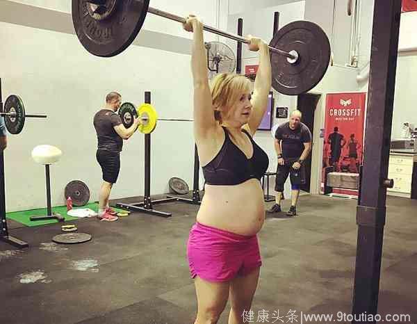 澳大利亚孕妇不走寻常路 孕期坚持举重锻炼