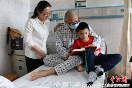 8岁男孩将捐骨髓救白血病父亲：爸爸我来救你