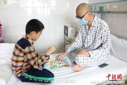8岁男孩将捐骨髓救白血病父亲：爸爸我来救你
