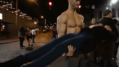 健身肌肉男们，在街边晒肌肉看路人反应，如同行走中的肌肉模型