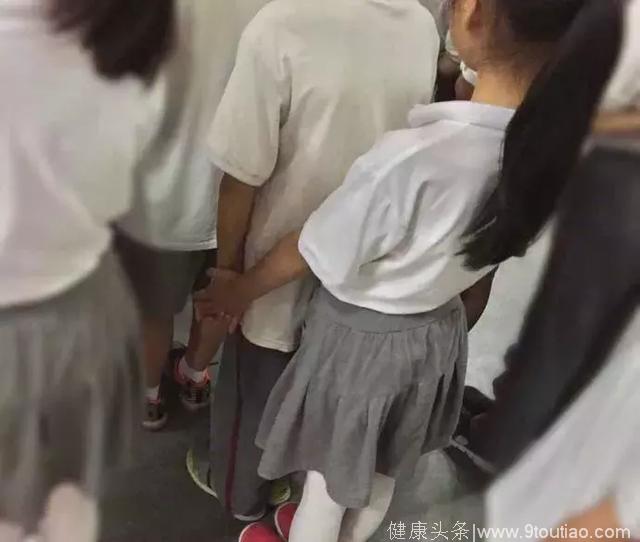 穿着校服的小学生背后偷偷拉手，嫉妒的网友：小心，会怀孕！  ​