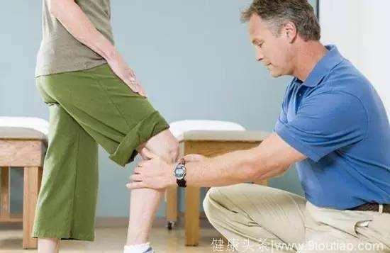 老年人总是出现膝盖痛是怎么了？医生专家：主要是这3个原因