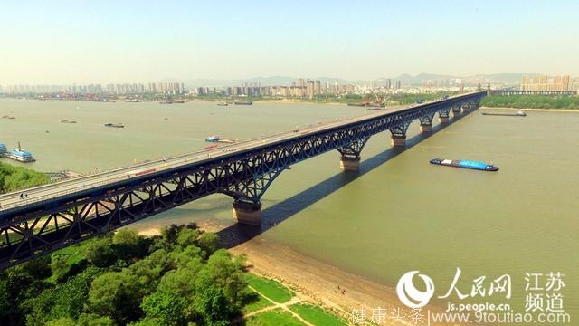南京长江大桥新桥面合龙 覆上钢筋“肌肉”