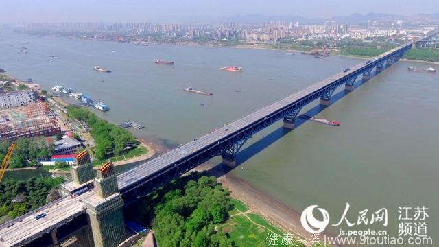 南京长江大桥新桥面合龙 覆上钢筋“肌肉”
