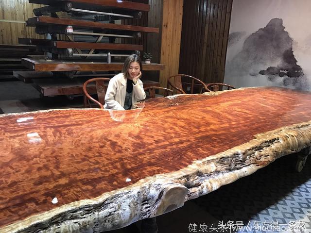 上海富豪8万买棺材板，被嫌名字晦气，其实人家是祝你升官发财！