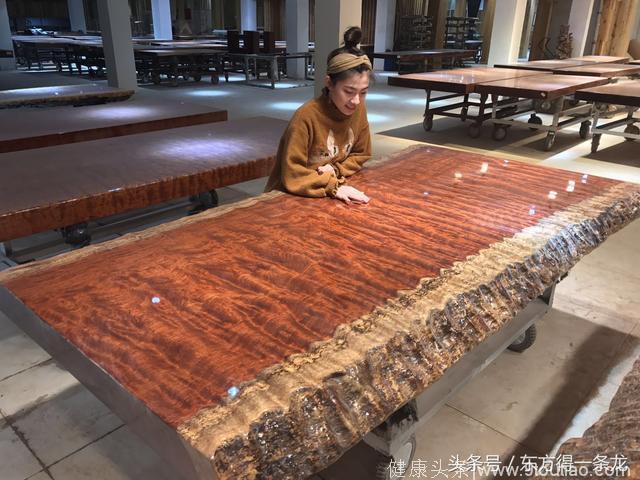 上海富豪8万买棺材板，被嫌名字晦气，其实人家是祝你升官发财！