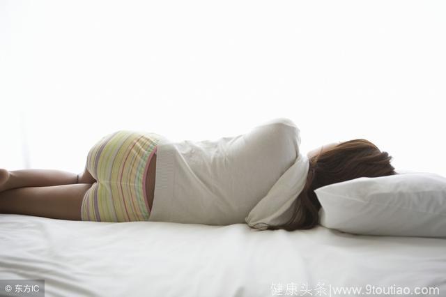 怀孕必须左侧睡，不然孩子会缺氧变笨？