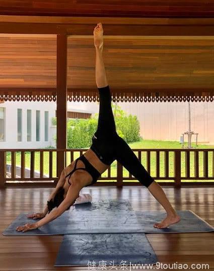 47岁黎姿做瑜伽与《妙手仁心 3》中的剧照做对比，真是一点都没变