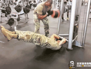 退伍大兵走进健身房，这一波操作让那些大肌霸都黯然失色！