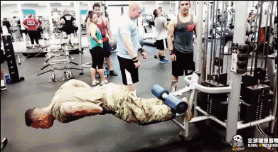 退伍大兵走进健身房，这一波操作让那些大肌霸都黯然失色！