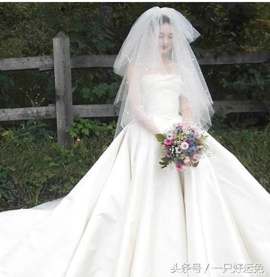 心理测试：选择一件最美的婚纱，测出你能拴住几个男人的心
