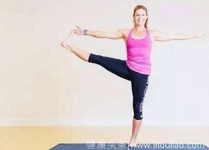 3种方式辅助练习瑜伽站立上提腿 循序渐进预防受伤