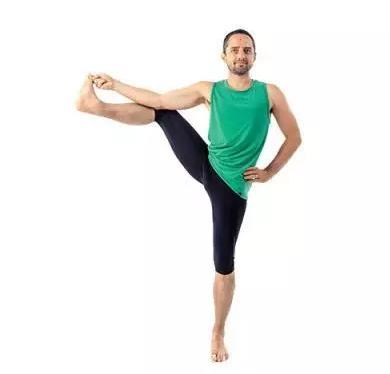 3种方式辅助练习瑜伽站立上提腿 循序渐进预防受伤
