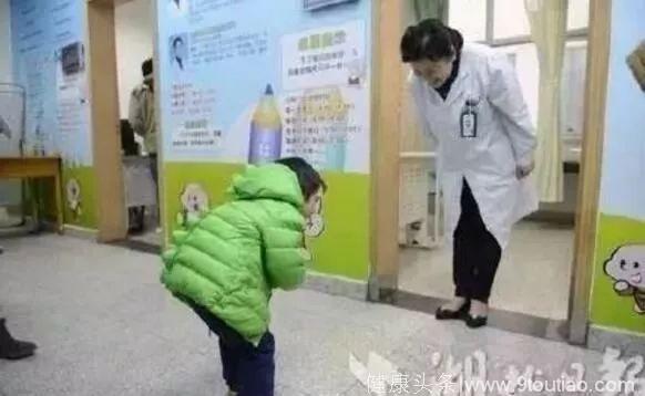 小男孩与中年医生面对面鞠躬行礼：拒绝熊孩子，从家庭教育做起！