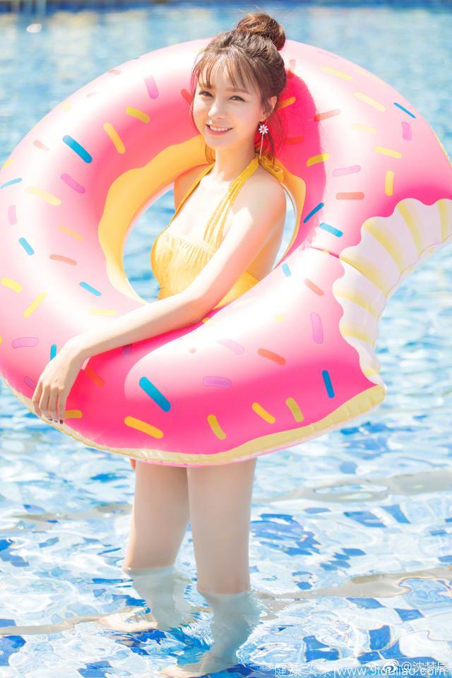 沈梦辰游泳池大胆凹造型，杜海涛：你有甜甜圈，我有脂肪肝！