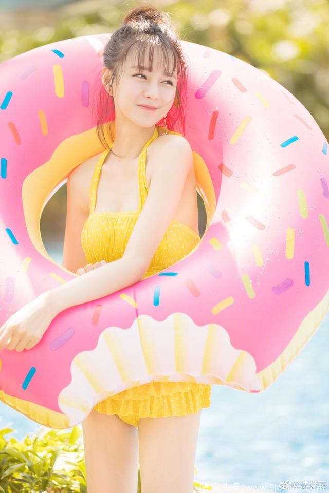 沈梦辰游泳池大胆凹造型，杜海涛：你有甜甜圈，我有脂肪肝！