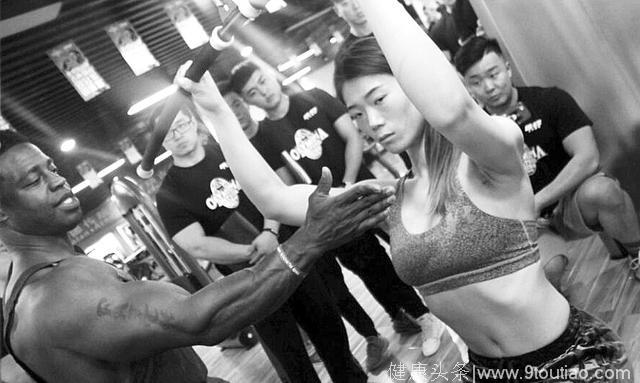 港媒：中国年轻女孩练成“健身房体型”