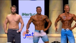 无奈的胖哥与肌肉男一起展示肌肉，老健身人能看出胖哥隐藏的肌肉