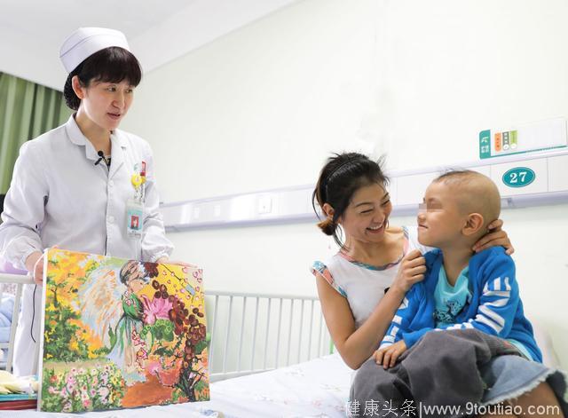6岁男孩患白血病，化疗期间医生护士陪他一起“战斗”
