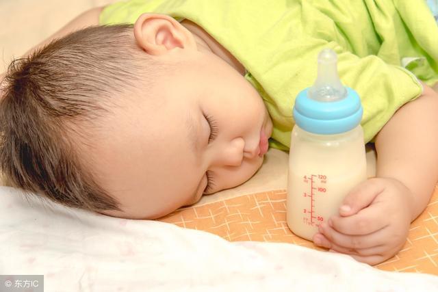 千万不要让孩子养成一边喝奶一遍睡觉的坏习惯，家长注意一定得改