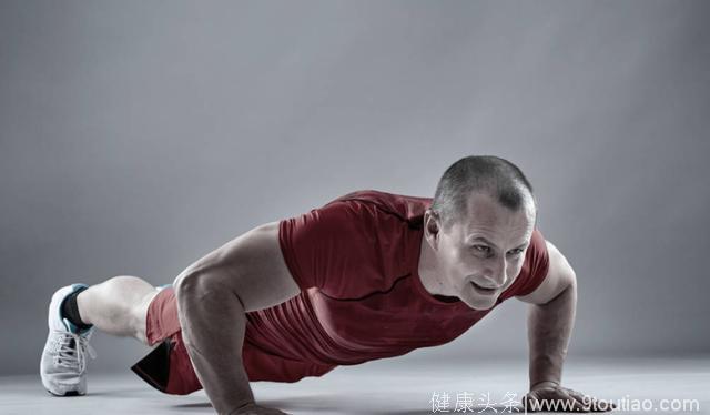 每天做300个俯卧撑，你就真的能练成肌肉男吗？
