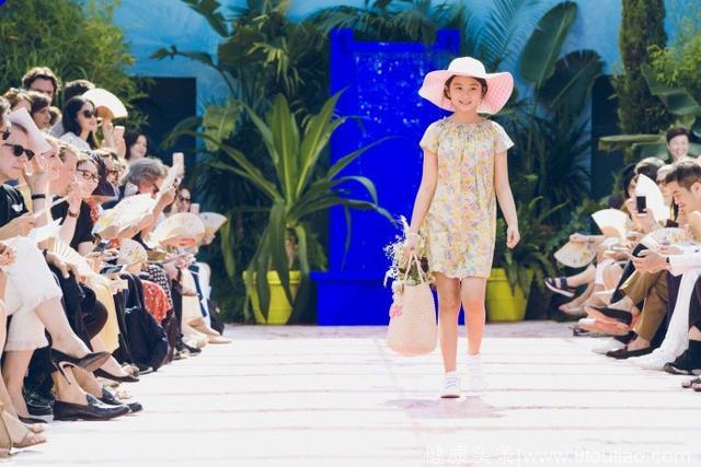 黄磊女儿多多第一次巴黎春夏童装秀，家庭教育太好了，小仙女模样