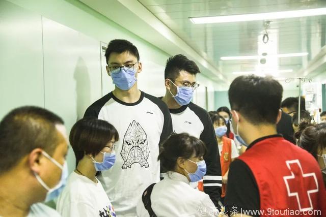 北京首钢篮球明星为白血病患儿送上端午祝福