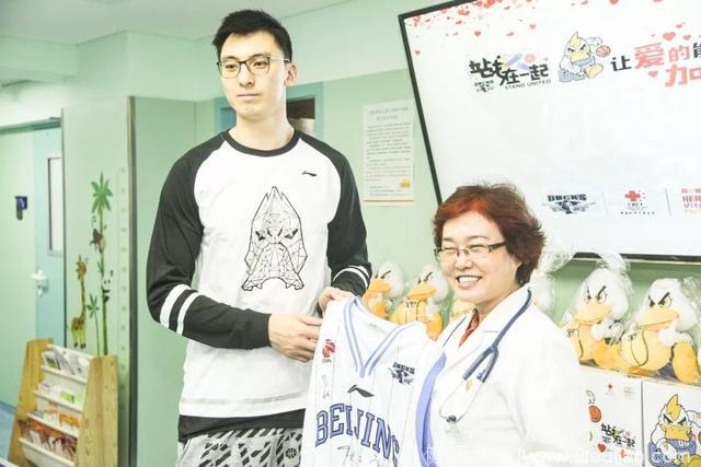 北京首钢篮球明星为白血病患儿送上端午祝福