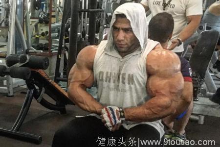 健身肌肉男，展示强壮的手臂肌肉，网友：壮的只剩下肌肉了