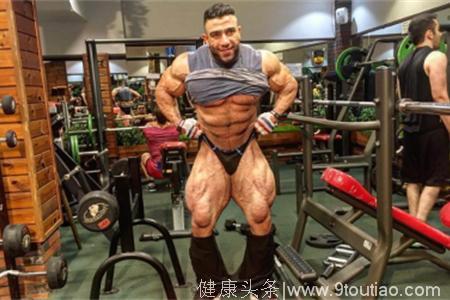 健身肌肉男，展示强壮的手臂肌肉，网友：壮的只剩下肌肉了