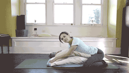 瑜伽动图：8式瑜伽缓解痛经，子宫好，女人不老！