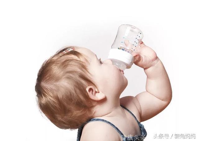 夏季宝宝有这3种表现，说明体内缺水了，等生病再补就晚了