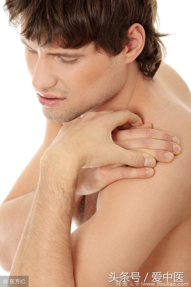 肩膀酸疼当心肩周炎来袭，掌握3个护理方法，让肩膀轻轻松松！