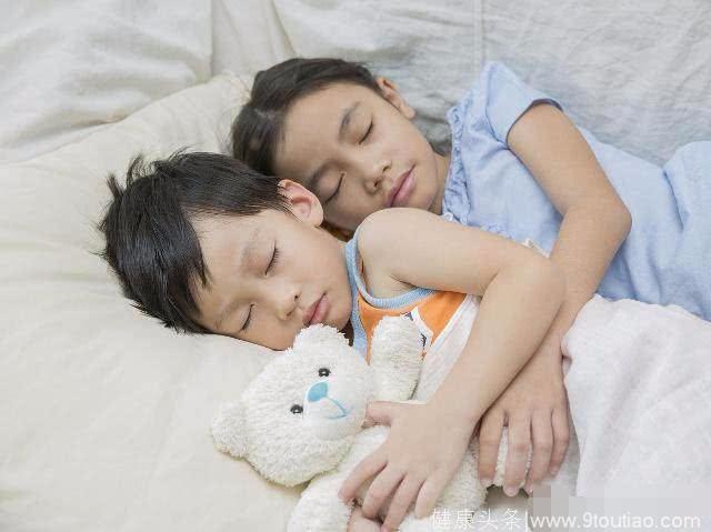 当孩子有这3种“表现”时，是分床睡的最佳时机，特别是男孩子！