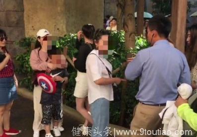 上海迪士尼游客纠纷看家庭教育缺位