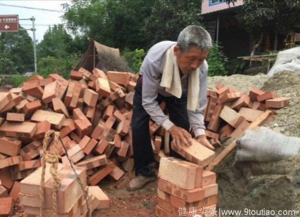 孙儿患白血病，爷爷工地搬砖赚药费